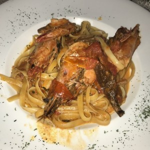 Fetuccine con Langostinos y Hongos Porcini con salsa rosada