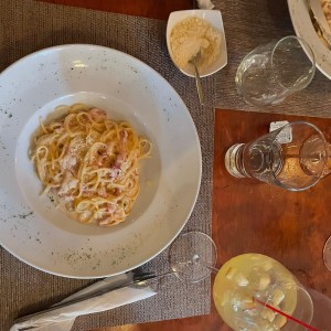 pasta carbonara con sangria blanca