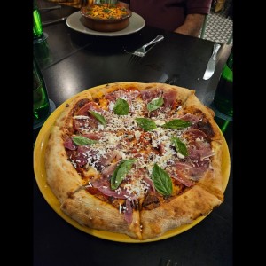 pizza de prosciutto y ricotta salata
