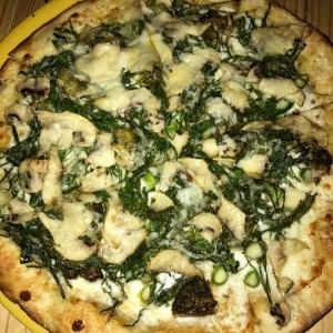 pizza con hongos, brocoli, manchego y esparragos