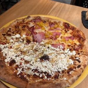 Pizza hawaiana y miel con feta