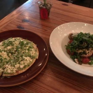 smash de aguacate y feta , burrata!