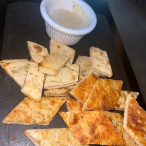 Pan de la casa y salsa de yogurt