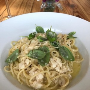 pasta al aglio , parmigiano y basilico con pollo
