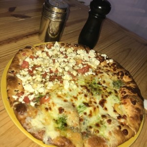 queso feta con miel y pesto