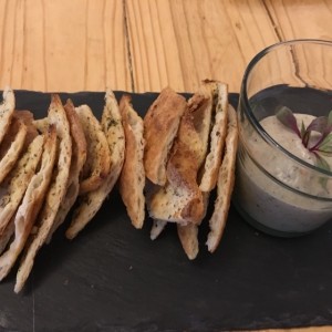 pan de la casa con berenjenas rostizadas