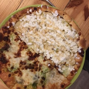 pizza mitad 4 quesos, mitad feta manzana miel
