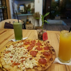 Pizza de peperoni y queso feta.