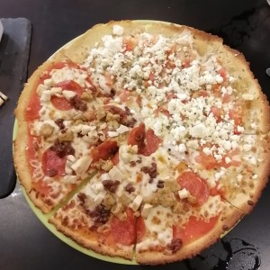 Tomate y queso feta + cuatro carnes