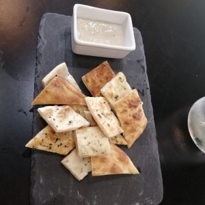 pan de la casa con una crema de berenjena