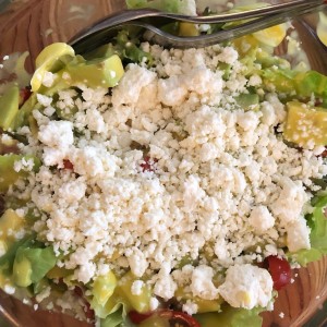 Ensalada de aguacate y queso feta