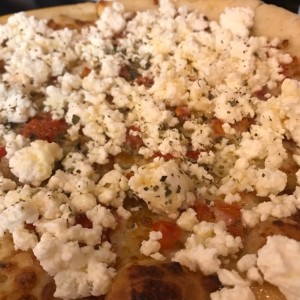 pizza de queso de cabra y tomate