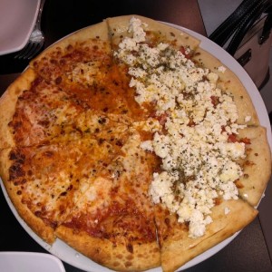 Pizzas - Spicy caprese y Tomate con queso feta y miel