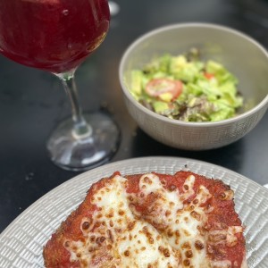 Milanesa de res a la parmigiana con ensalada verde