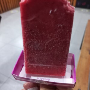 Paleta de fresa rellena de leche condensada