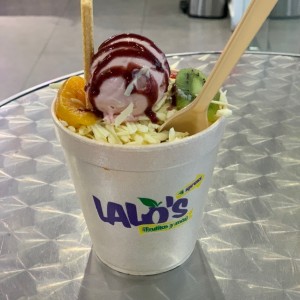 Ensalada de frutas con helado , queso y yougurt. buenisimo!