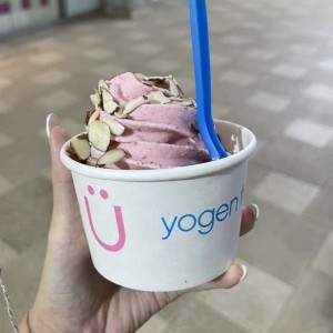 Yogur de fresa con almendra