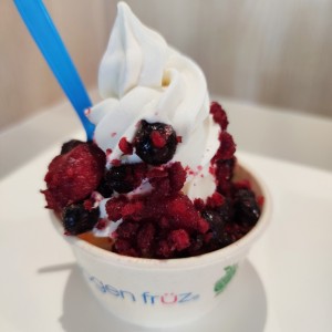 helado de yogur con mix de berries!