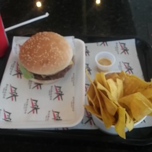 hamburguesa doble carne con platanitos