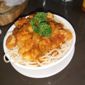 Spaghetti con camarones.