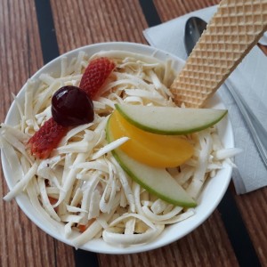 ensalada de frutas, yogurt y granola