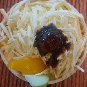 ensalada de frutas con queso