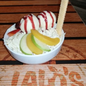 Ensalada de frutas con helado y queso