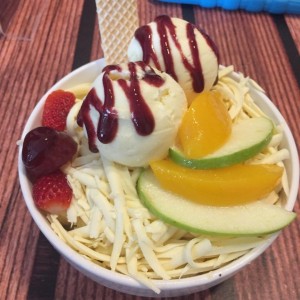 ensalada de frutas, queso y helado
