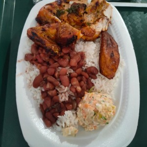 Comida con pollo asado