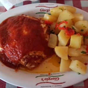 Pollo en salsa roja con papas