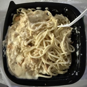 Spaghetti con pollo desmenuzado