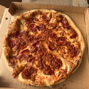 Pizza con pepperoni mediana