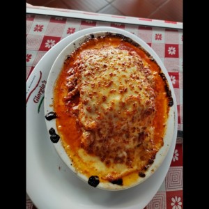 Lasagna con carne gratinada con salsa