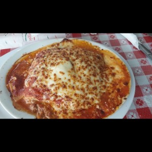 Lasagna con carne gratinada con salsa