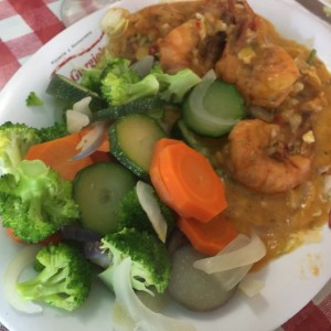 Langostinos al ajillo con vegetales hervidos