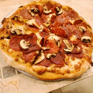 pizza de peperoni y hongos en masa integral
