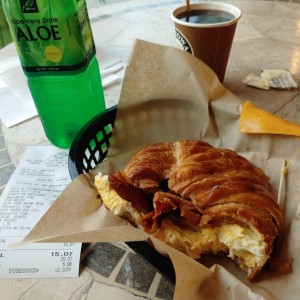croissant con omelet y tocino y queso