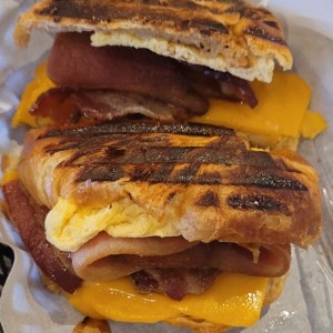 Desayunos - El Piggie croissant
