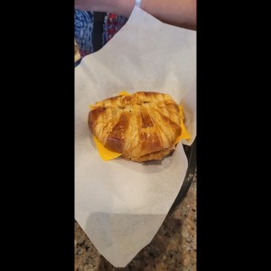 Desayunos - El Piggie croissant