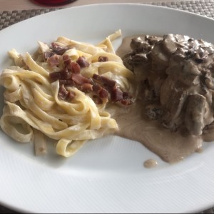 filete con hongos y fetuchini al cartochio