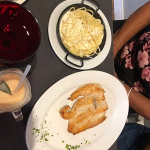 Pollo a la plancha con spaguetti salsa blanca
