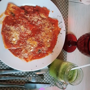ravioli relleno de tomates secos y queso de cabra con salsa amatriciana
