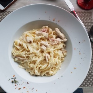 Fettuccini de pollo en salsa alfredo