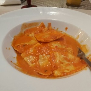 ravioli de tomate seco y queso de cabra