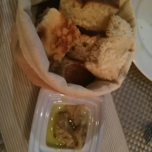Pan de la casa con crema de berenjena
