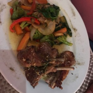 Cordero con vegetales salteados