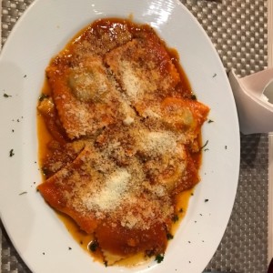 ravioli rellenos de carne a la bolognesa
