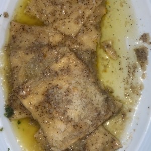 Racioli de zapallo en salsa caccio peppe