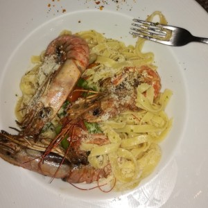 Fettuccini al oleo con langostinos