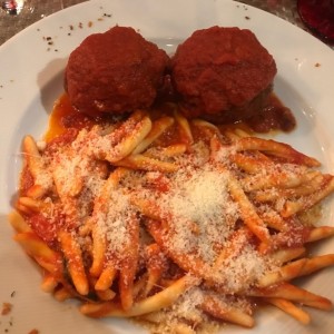 Albondigas de Carne de Res y Cerdo con Pasta de la Casa.